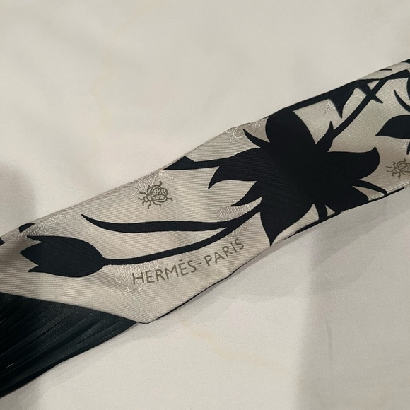 Hermes Scarf Twilly Fringe Leather Bouquet Final Abeille Creme White Black Silk - Picture 9 of 9